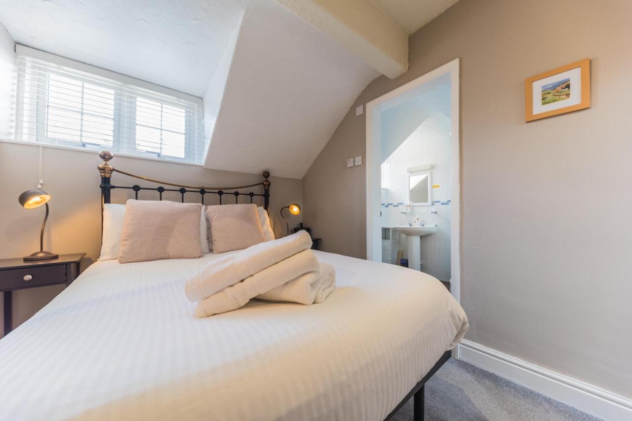 Holly-Wood Guest House วินเดอร์เมียร์ ภายนอก รูปภาพ